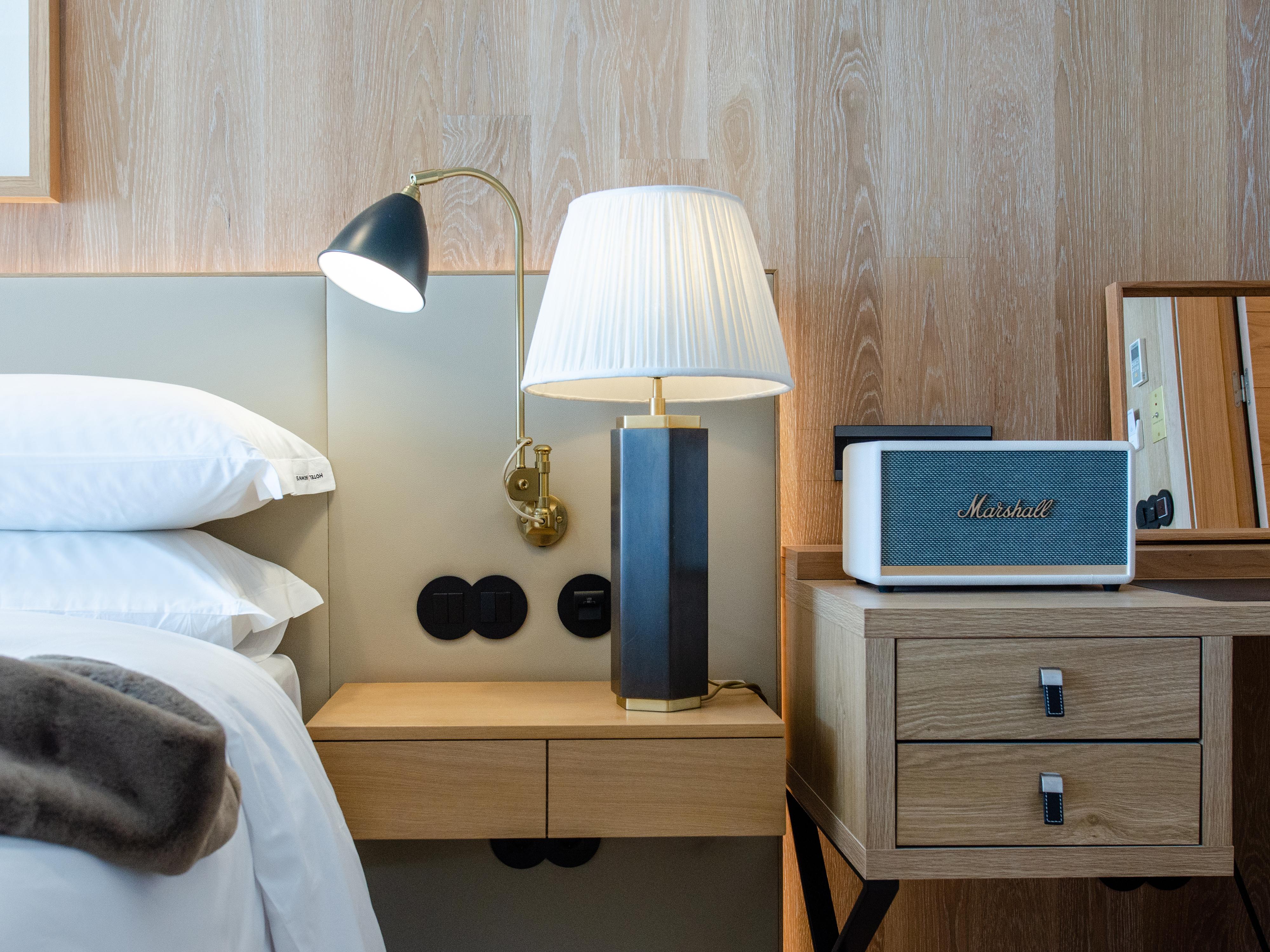 Browns Avenue Hotel Лісабон Екстер'єр фото A bedside table