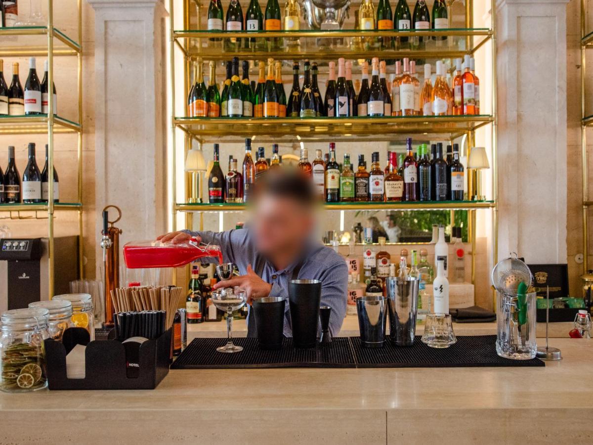 Browns Avenue Hotel Лісабон Екстер'єр фото A bartender at work