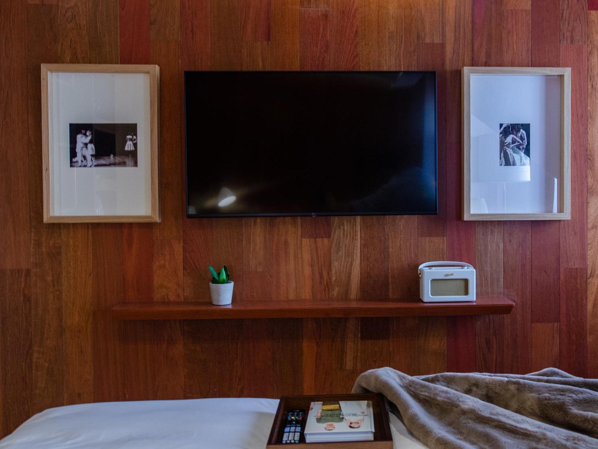 Browns Avenue Hotel Лісабон Номер фото A television set mounted on a wall